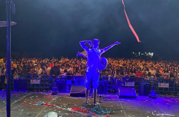 El Vega hace bailar a las miles de personas que acudieron a su concierto de Fuencaliente 