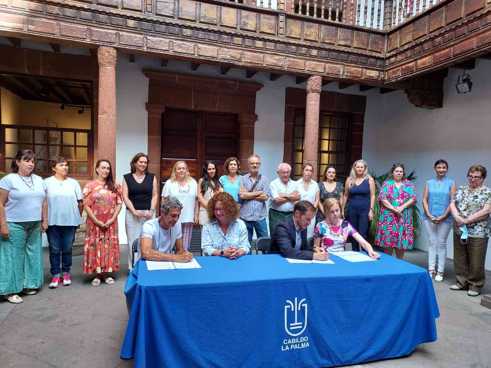 El Cabildo renueva el convenio de colaboración con las oficinas de farmacia de la isla para la prestación farmacéutica a los residentes del Centro de Mayores de La Dehesa