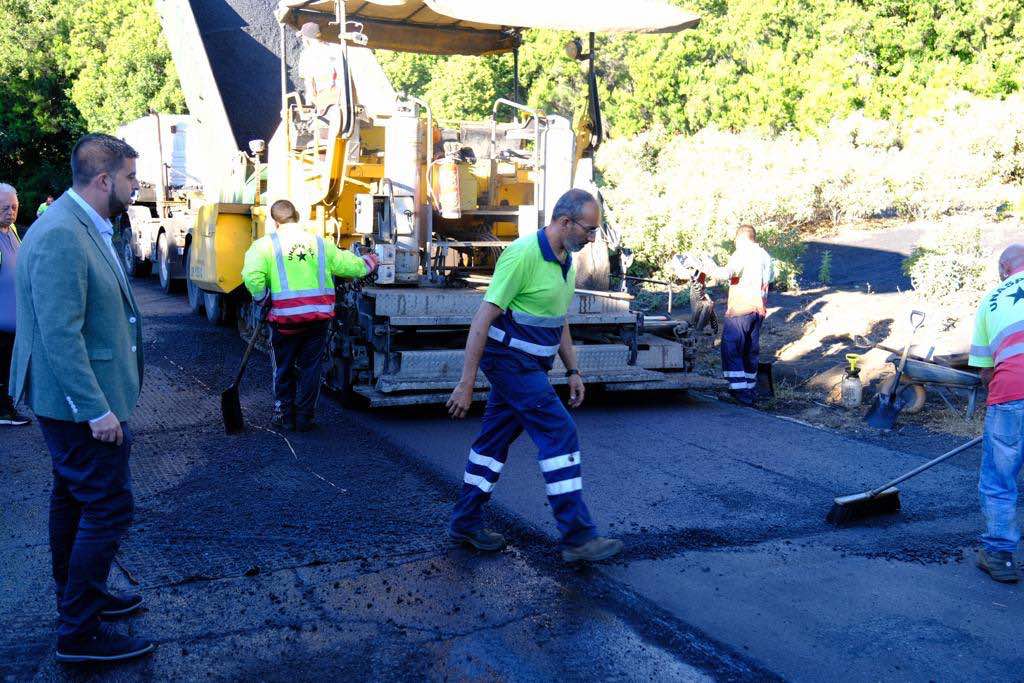 El Cabildo reanuda la repavimentación de la carretera del Pilar tras la paralización sufrida por el incremento de los precios