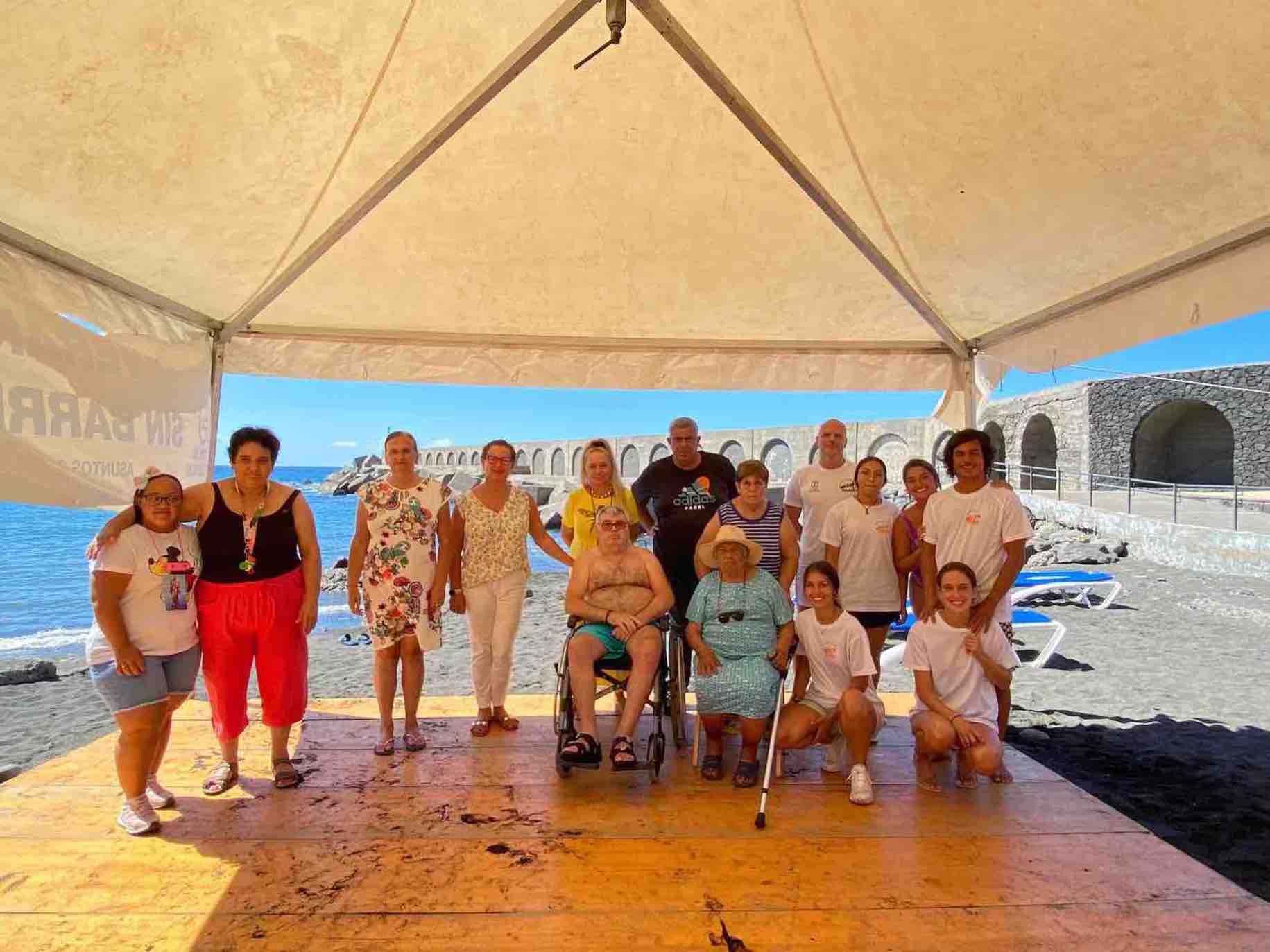 El Cabildo desarrolla un año más el programa ‘Verano sin Barreras’ para que las personas con discapacidad disfruten de la playa