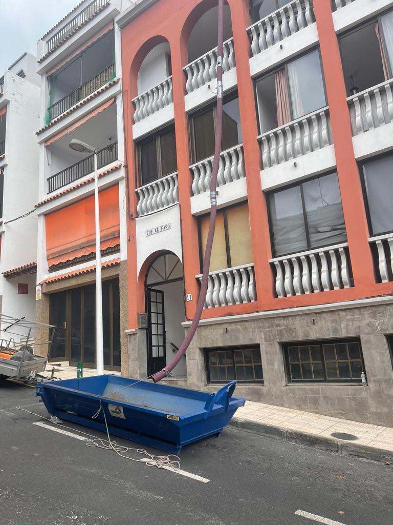 El Cabildo coordina la limpieza de las zonas comunes de los edificios de Puerto Naos