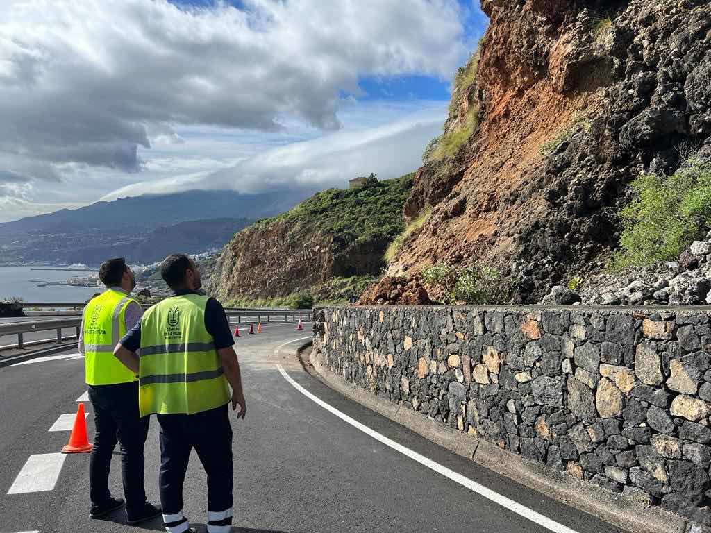 Infraestructuras cierra el carril descendente de las Curvas de San Juanito por los desprendimientos