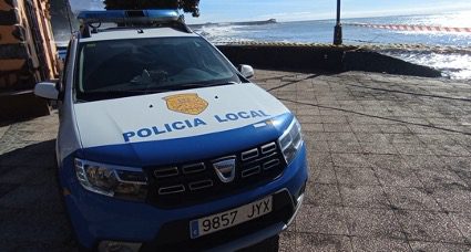 Los efectivos de la Policía Local se ven obligados a actuar para mantener el cordón de seguridad establecido en la costa de Tazacorte por las condiciones marinas adversas