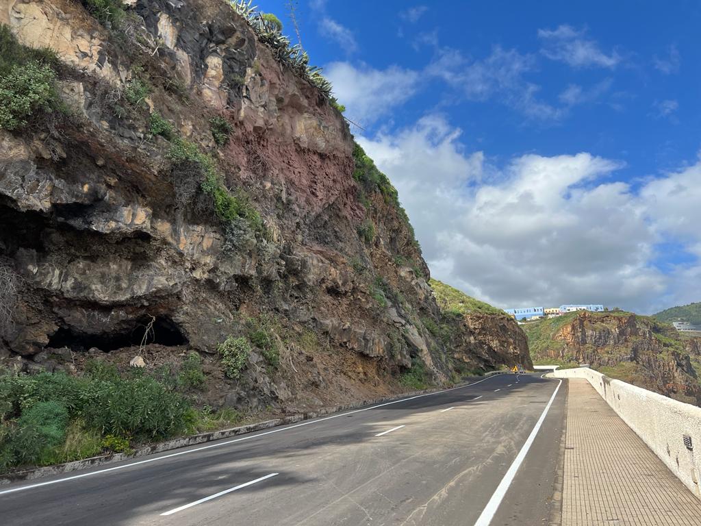 El Cabildo reabre la carretera LP-1 en la salida norte de Santa Cruz de La Palma después de realizar los trabajos de saneamiento del talud