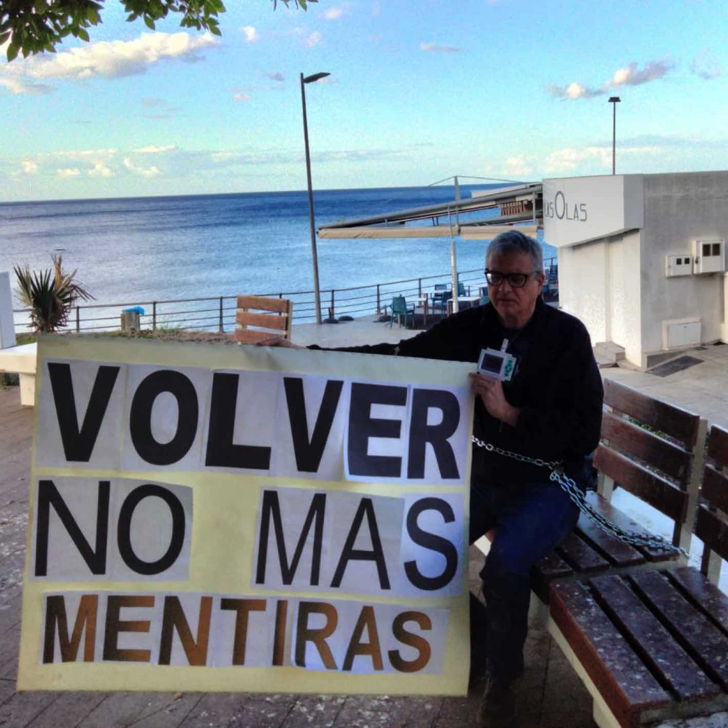 Francisco Rodríguez se encadena en Puerto Naos para exigir la vuelta de los vecinos tras el volcán