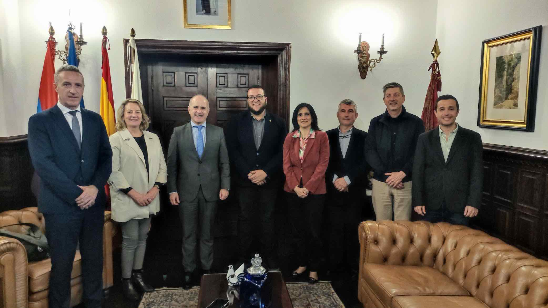 El alcalde de Santa Cruz de La Palma recibe a una delegación de la Universidad Nacional de Educación a Distancia