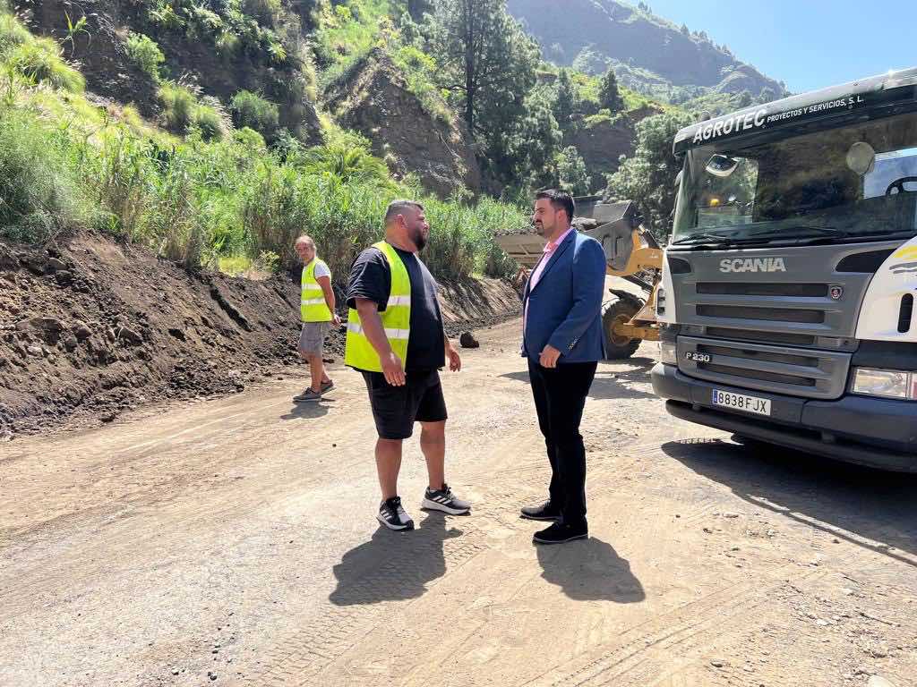 El Cabildo de La Palma realiza trabajos de acondicionamiento de la carretera LP-214 de Los Brecitos