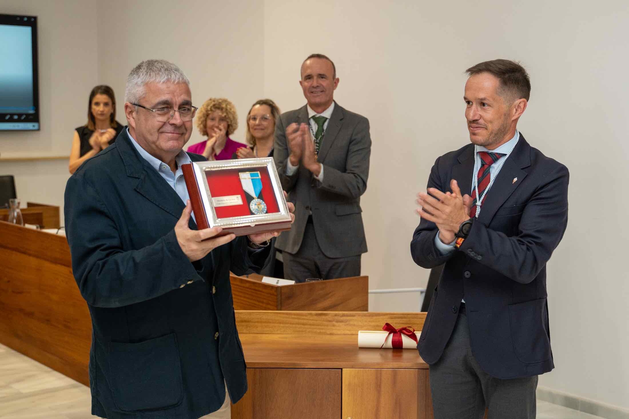 El Club Deportivo Mensajero recibe la Medalla de la Isla por su centenario