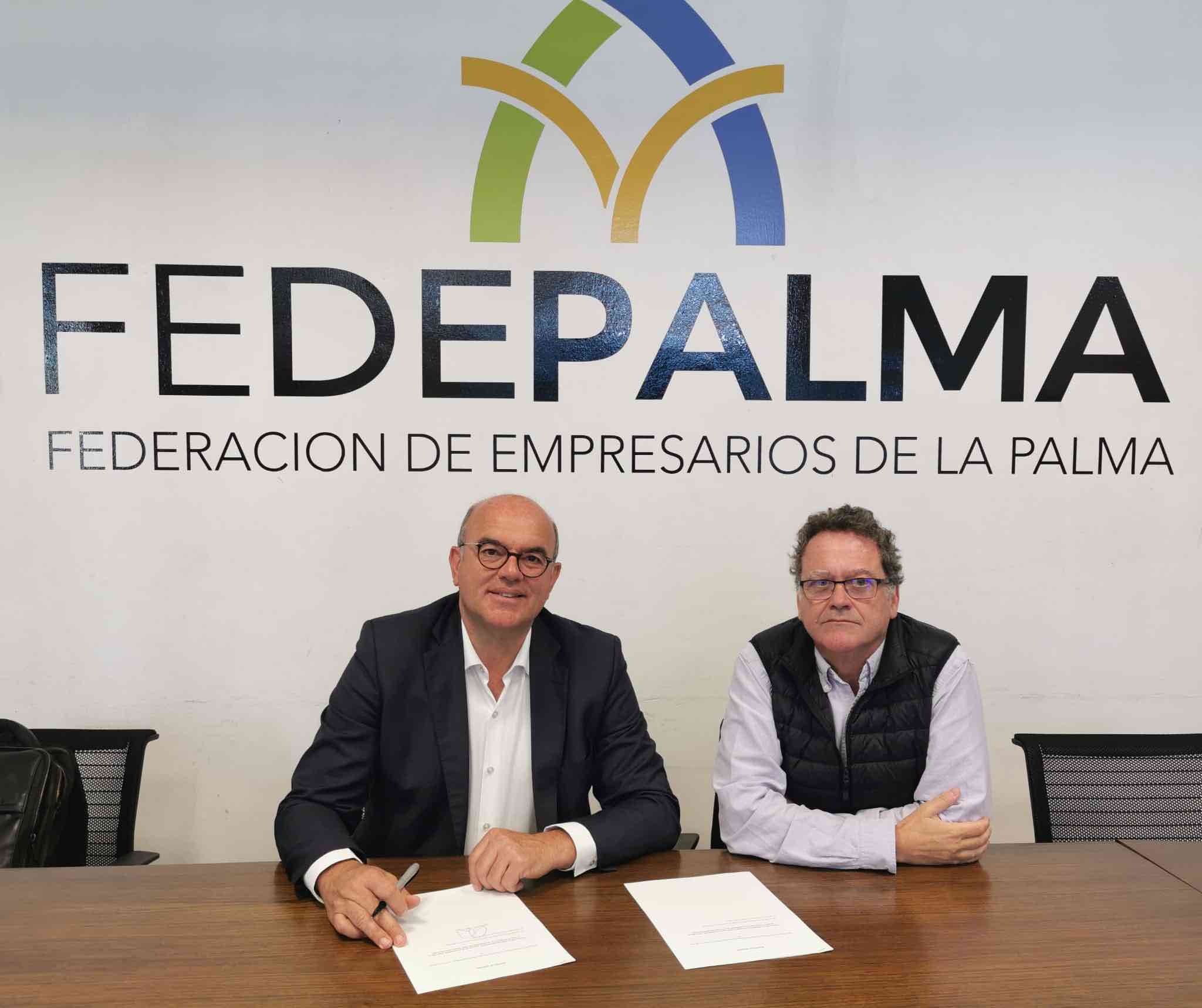 Anselmo Pestana, secretario general del PSOE de La Palma, firma el ‘Pacto por el Turismo de La Palma’