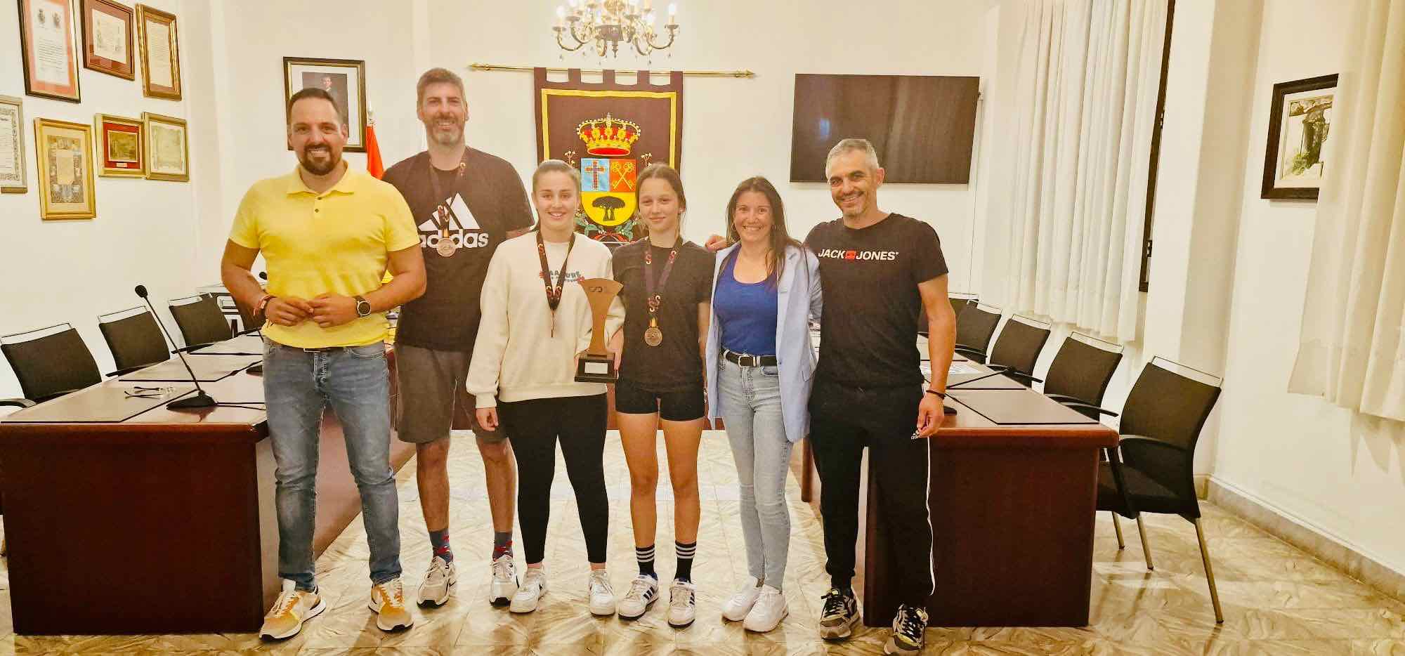 Jonathan Felipe recibe a Amalia Triana y Sara Ramos, medallista en el Campeonato de España de Tenis de Mesa