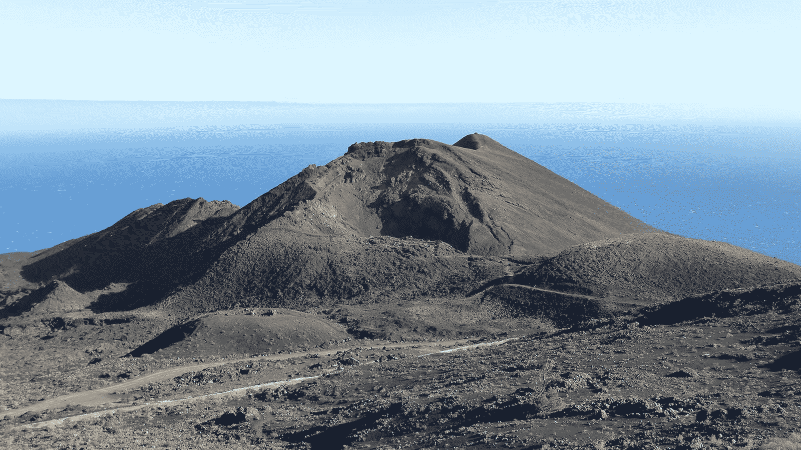 La pavimentación y protección del entorno del volcán y el Roque Teneguía sopone una inversión de casi 350.000 euros