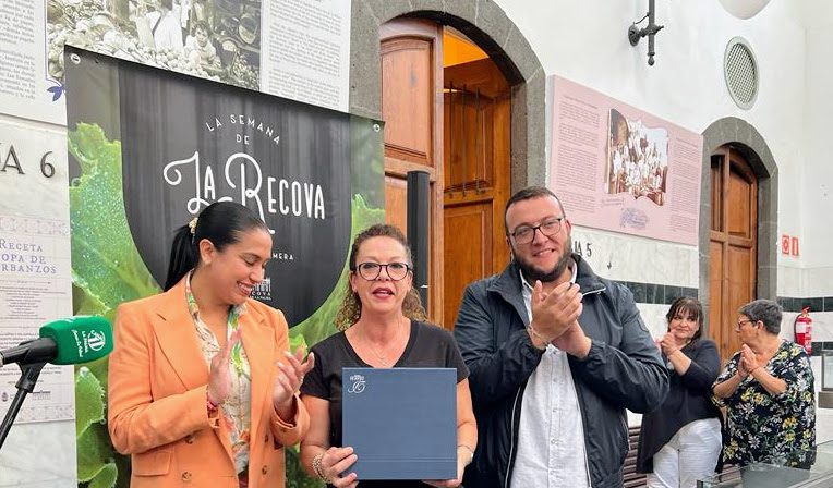 El Ayuntamiento homenajea a María Nieves Bethencourt Guerra por sus más de treinta años de trayectoria laboral en  La Recova