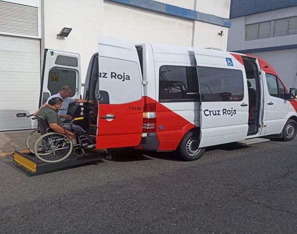 Cruz Roja en Canarias ofrece el servicio de transporte adaptado y sociosanitario para que las personas con movilidad reducida puedan ejercer su derecho al voto