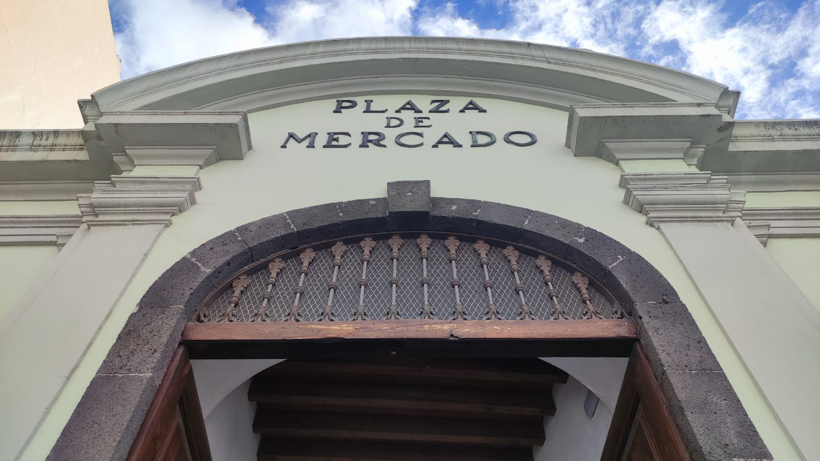 El ayuntamiento de Santa Cruz de La Palma acomete trabajos de pintura en el mercado de La Recova