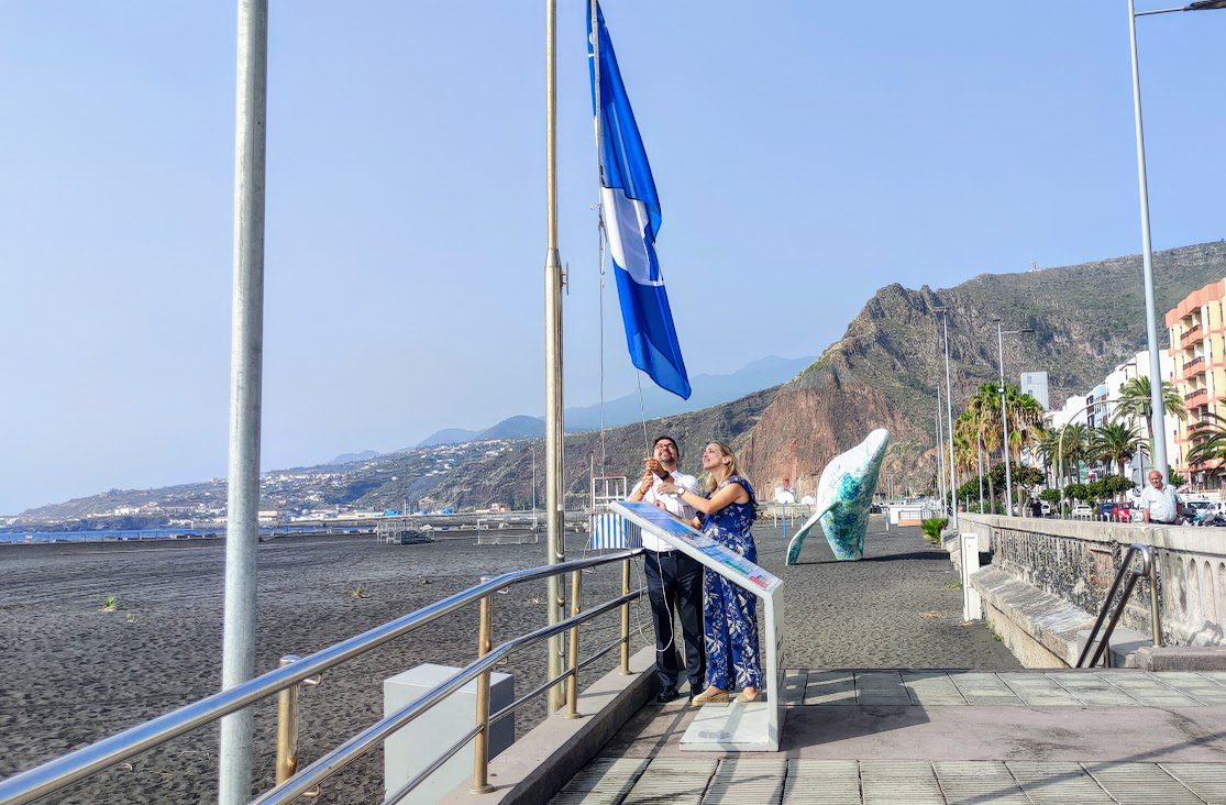 La playa de la capital palmera ondea el distintivo de la Bandera Azul por tercer año consecutivo