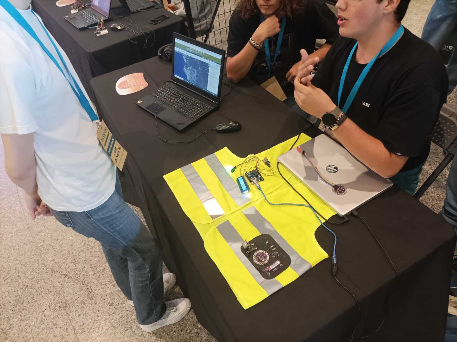 Estudiantes del IES Eusebio Barreto Lorenzo crean un dispositivo cosido a un chaleco para detectar el CO2 en Puerto Naos y La Bombilla
