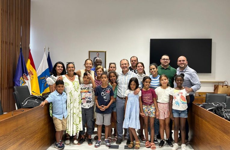 El Cabildo recibe a siete menores saharauis que pasan sus vacaciones en La Palma