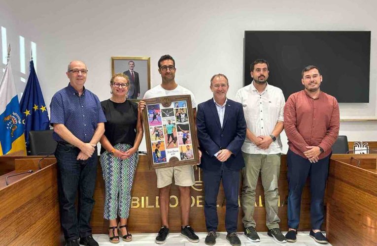 El Cabildo de La Palma homenajea al atleta Jesús Crossa por sus éxitos deportivos