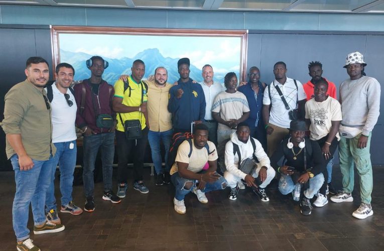 La Palma recibe a los luchadores senegaleses que participarán en la ‘Agarrada Cultural’ de este sábado