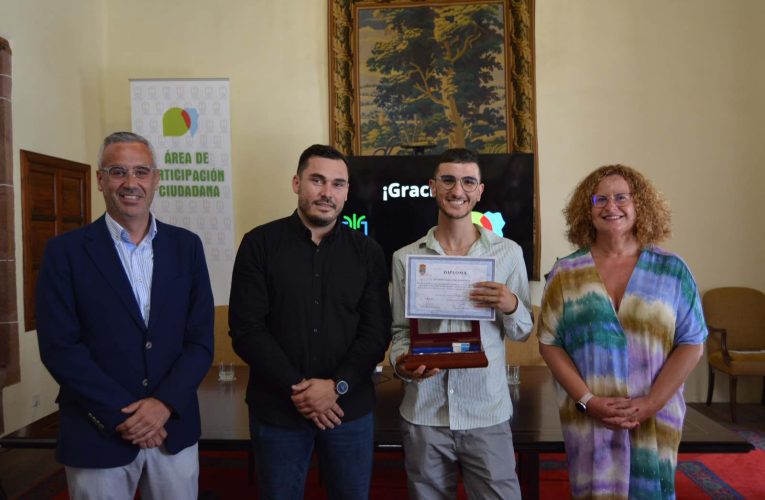 El Cabildo entrega el Premio al Mérito Ciudadano al activista medioambiental Darío Hernández