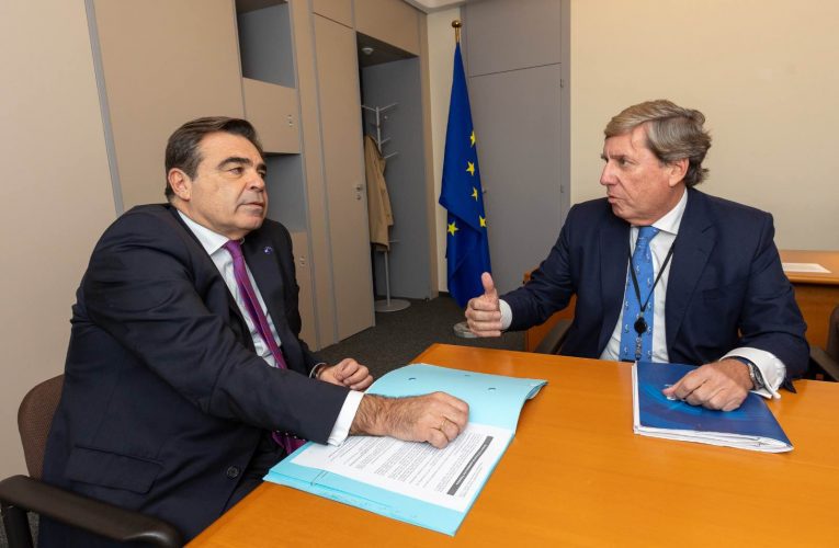 El comisario Margaritis Schinas garantiza a Gabriel Mato que “Europa no va a dejar sola a Canarias” ante la crisis migratoria