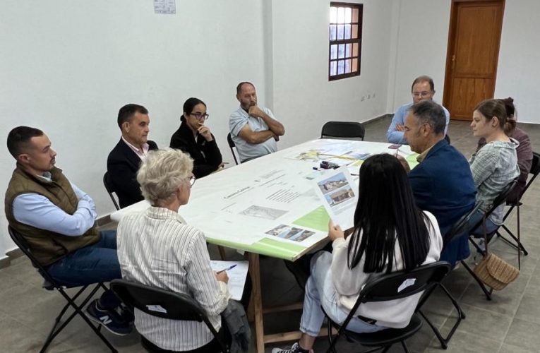 Villa de Mazo acoge un seminario de cuidado comunitario del camino real del municipio 