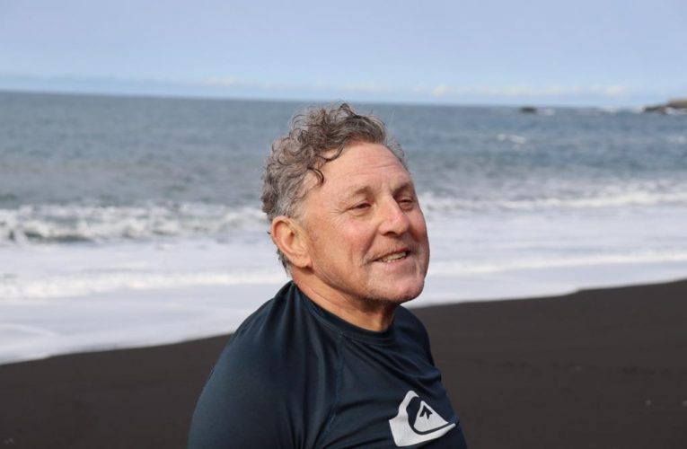 Francisco Zamarbide, primer bañista en Puerto Naos tras su reapertura