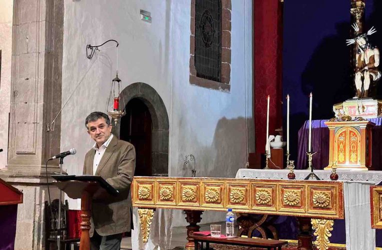 El dramaturgo Antonio Tabares destaca en el pregón “la honestidad” de la Semana Santa de Santa Cruz de La Palma 