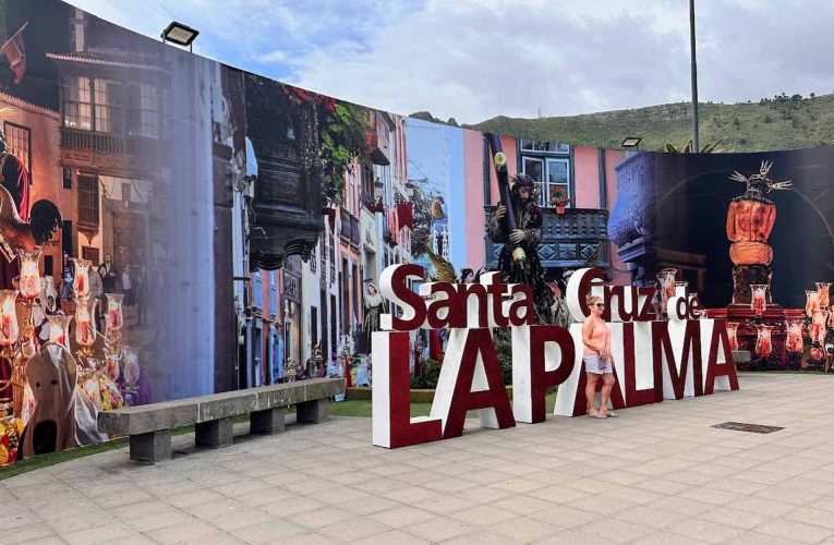 El kilómetro cero de Santa Cruz de La Palma resalta el valor artístico de la Semana Santa capitalina con un gran mural