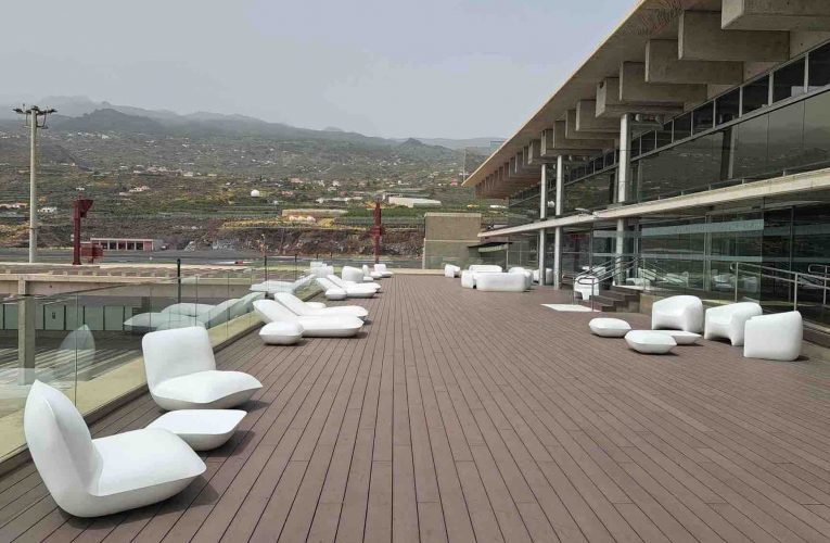 El Aeropuerto de La Palma renueva el mobiliario de la terraza