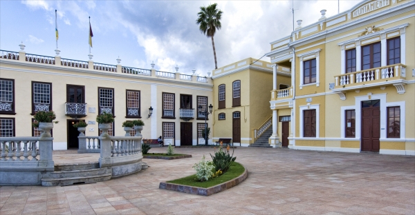 El Ayuntamiento de Villa de Mazo impulsa mejoras en la red de fibra óptica y electricidad del municipio
