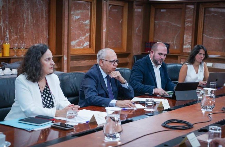 El Cabildo propone la descentralización de estudios universitarios en la Mesa de Reto Demográfico del Parlamento de Canarias