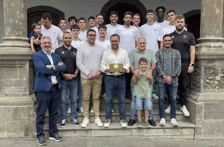 El Ayuntamiento de Santa Cruz de La Palma recibe a la Escuela de Baloncesto Felipe Antón, campeón de Canarias 