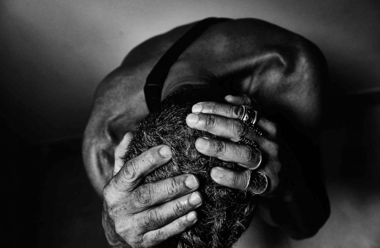 Retrato del dolor de una víctima de homofobia y racismo