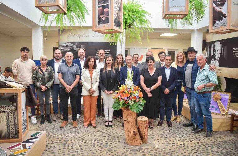El Cabildo de La Palma rinde homenaje a cuatro artesanas y al legado que han dejado