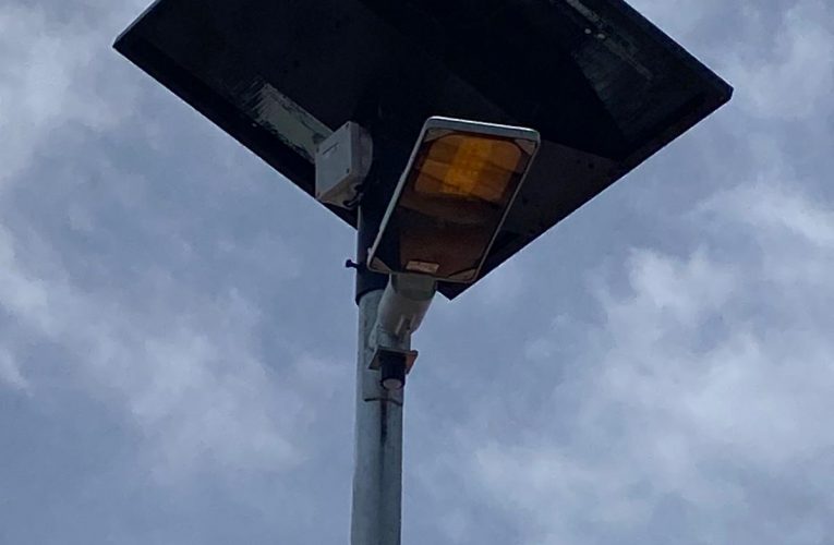 El Cabildo de La Palma impulsa la iluminación pública sostenible con su instalación en marquesinas de guagua