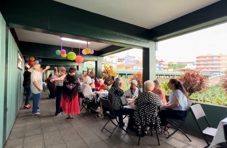 La Asociación de la Tercera Edad vuelve de sus vacaciones con una pequeña Feria de Sevilla