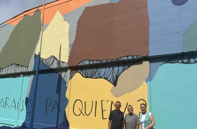 El Ayuntamiento suma una obra de la llanense Ángela Glezal a su museo al aire libre 