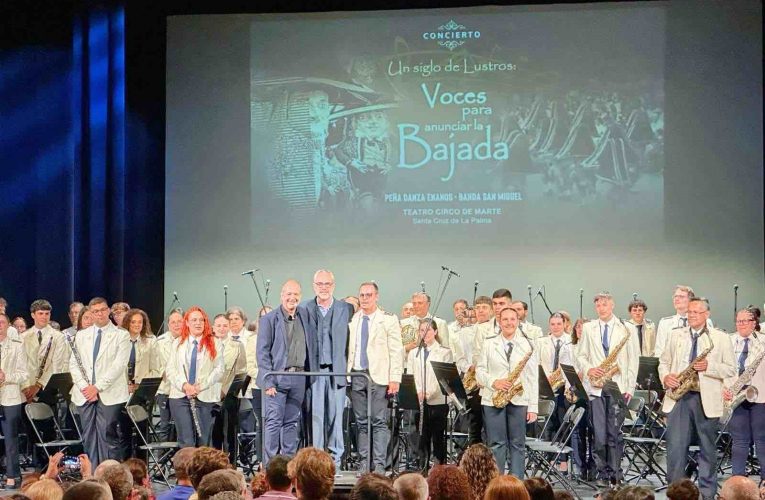 La Banda de Música San Miguel y la Peña de Danza de Enanos cantan a la Bajada de la Virgen de las Nieves