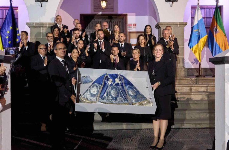 El Ayuntamiento de Los Llanos rinde homenaje a la Virgen de Las Nieves con un vestido de seda del siglo XIX