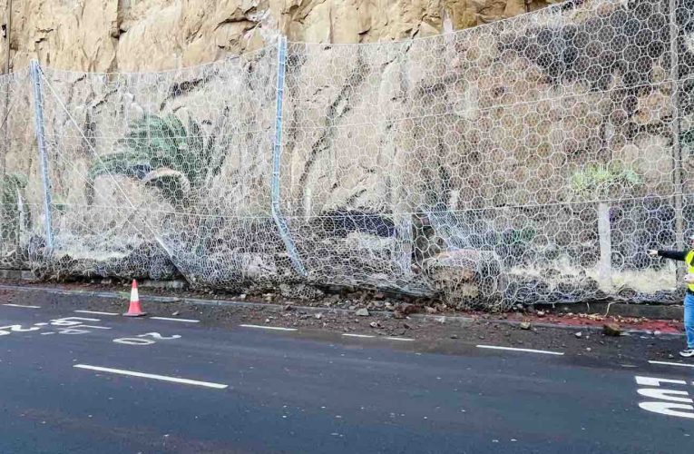 Un nuevo desprendimiento en el Risco de La Concepción deja piedras sobre la vía y reaviva la urgencia de una solución definitiva