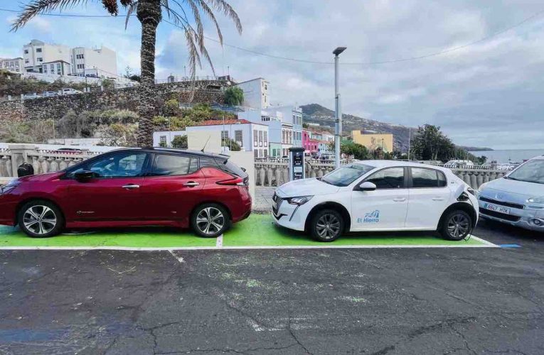 El nuevo pintado de plazas en el Barco de La Virgen dificulta la carga en uno de los puntos para vehículos eléctricos