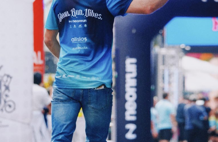 Víctor González destaca el “éxito total” de la Neon Run y asegura que Los Llanos ya trabaja en su edición de 2027